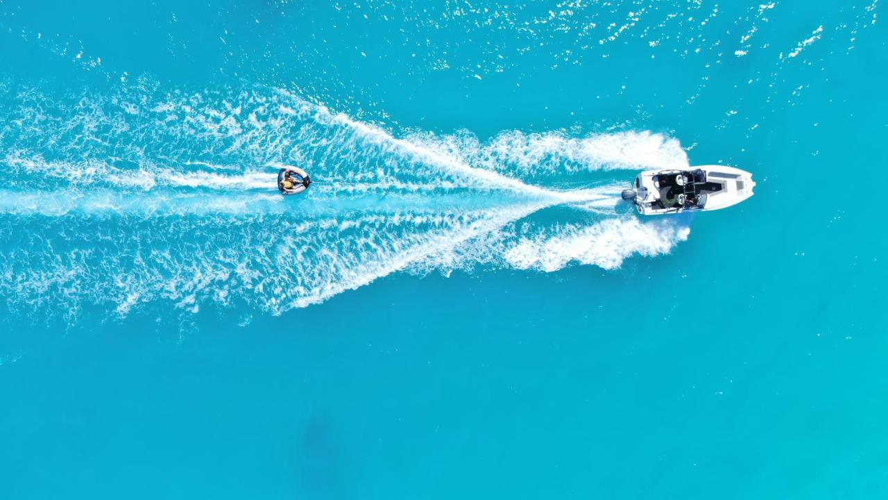 The Standard, Huruvalhi Maldives (Adults Only) Meedhoo  Ngoại thất bức ảnh Jet skiing