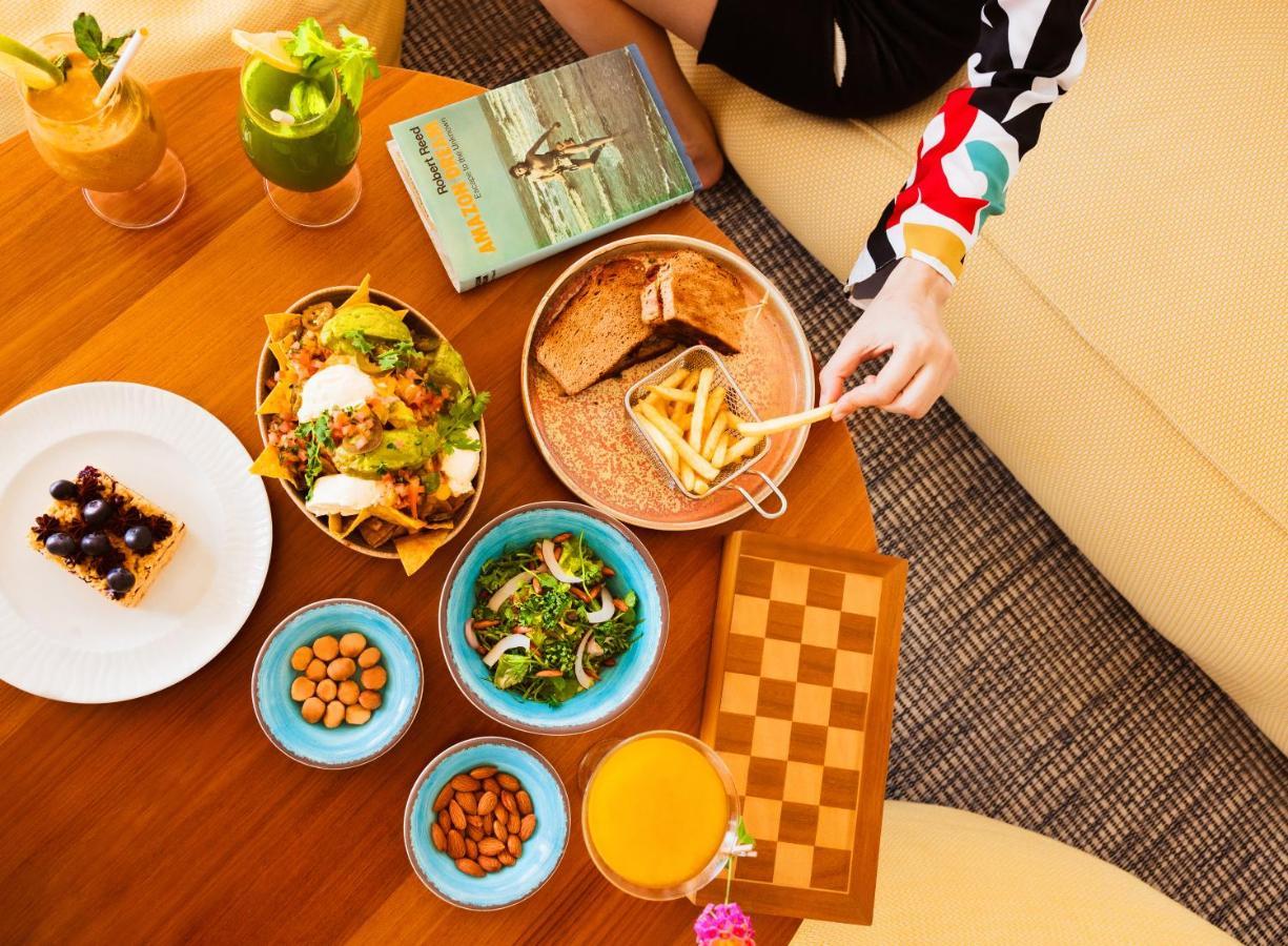 The Standard, Huruvalhi Maldives (Adults Only) Meedhoo  Ngoại thất bức ảnh A selection of dishes at the restaurant