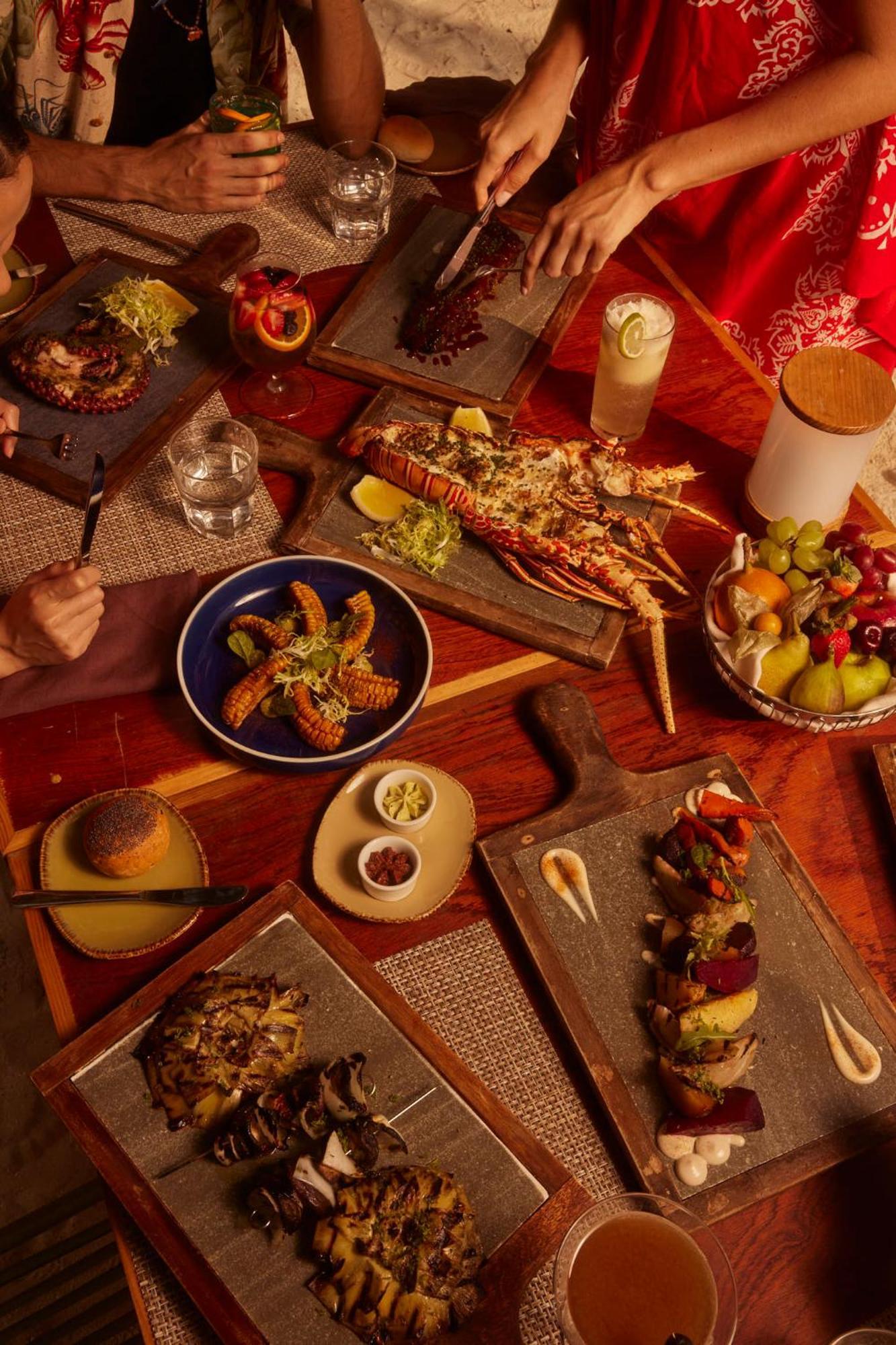 The Standard, Huruvalhi Maldives (Adults Only) Meedhoo  Ngoại thất bức ảnh A selection of tapas