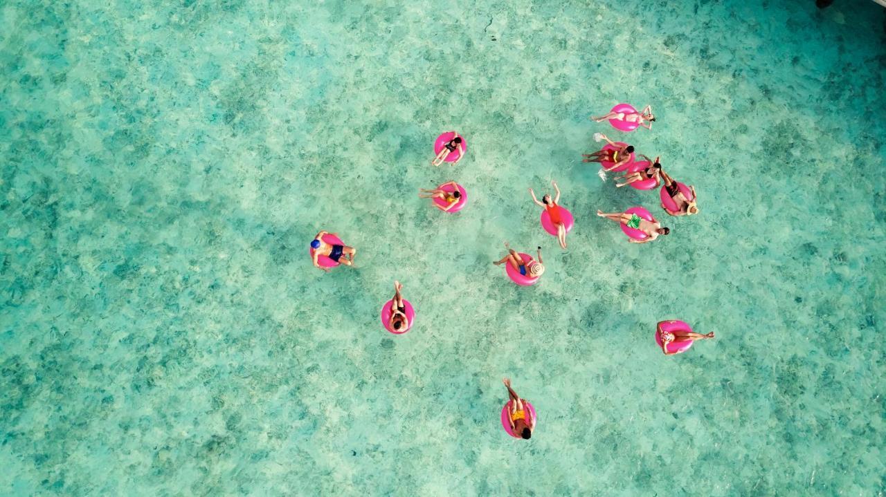 The Standard, Huruvalhi Maldives (Adults Only) Meedhoo  Ngoại thất bức ảnh Aerial view of tourists on the island